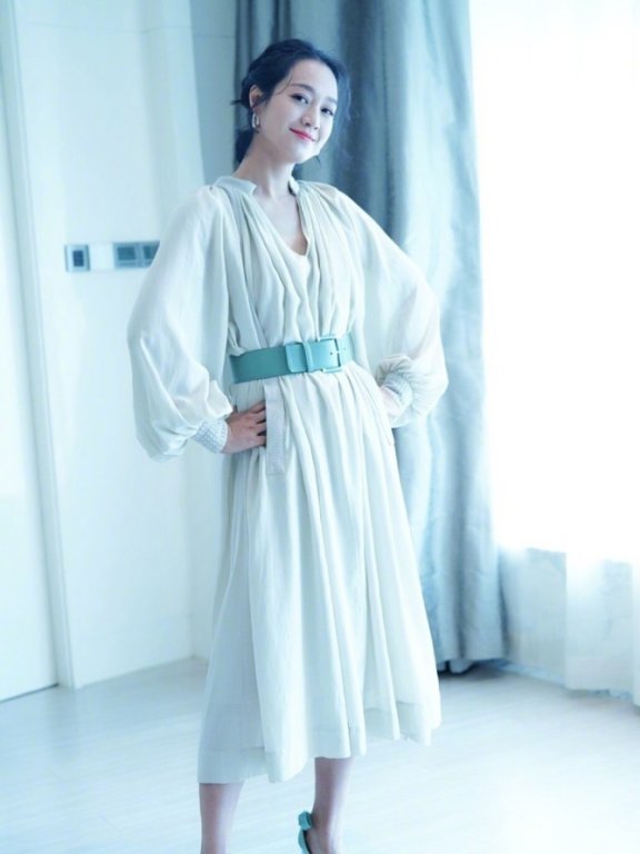 朱丹穿印花轻纱裙，鬓角带花优雅又明艳