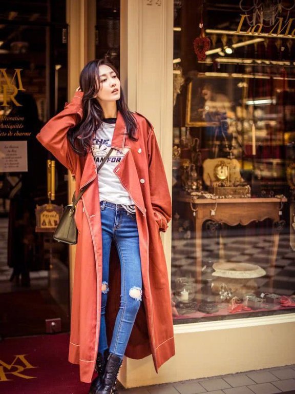 王鸥穿风衣街拍凹造型，白T恤搭配牛仔裤照着穿你也可以时髦