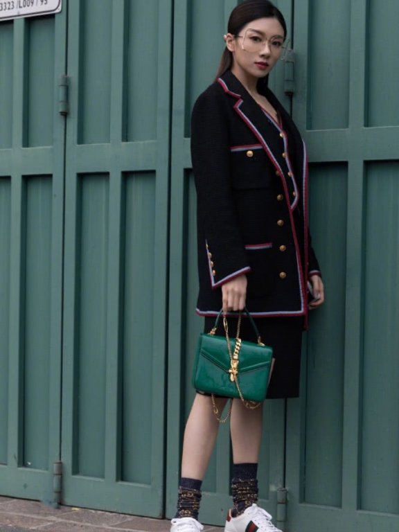 程晓玥配堆堆袜穿小白鞋美得复古大气