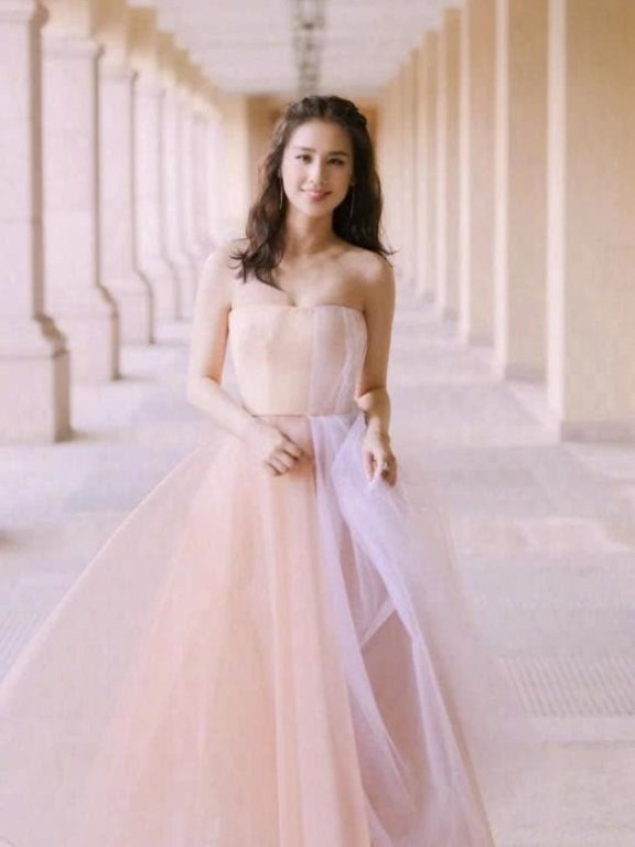 黄圣依颜值高身材好还会穿,36岁穿搭依旧像少女