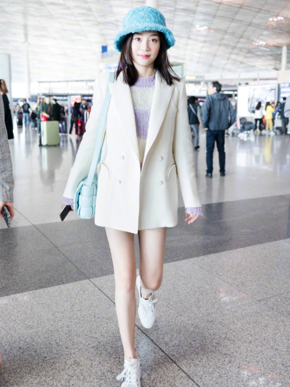 袁姗姗最新街拍照片，蓝色渔夫帽搭配白色西装有点甜哦