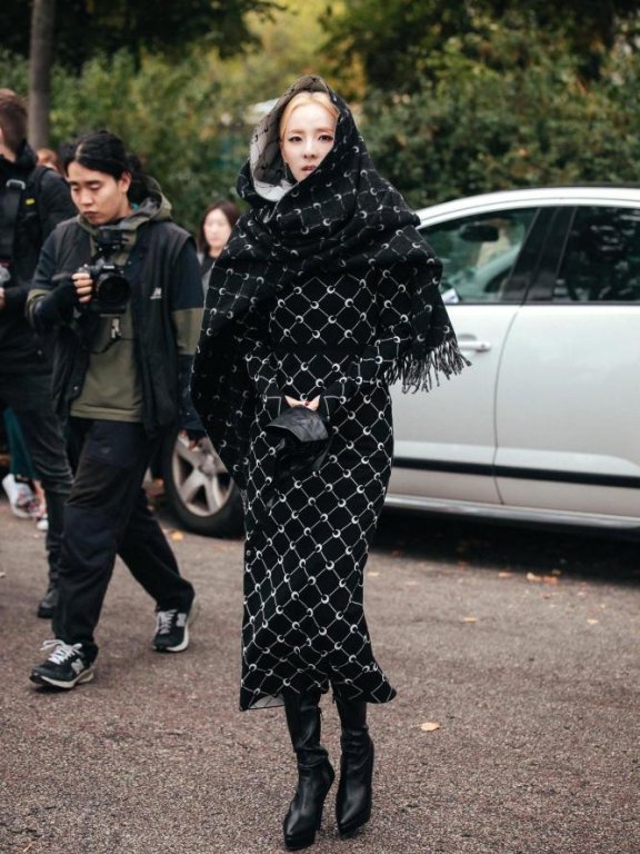 韩圈童颜代表成时装周常客，连灿烈也是迷弟，皮肤身材都好绝