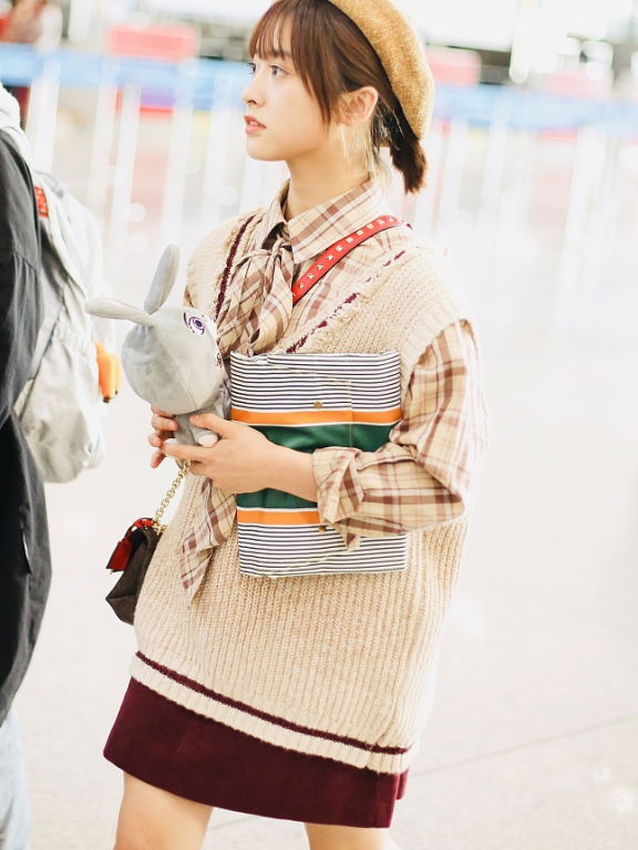 沈月示范秋日文艺穿搭,戴贝雷帽配衬衫小短腿超能穿