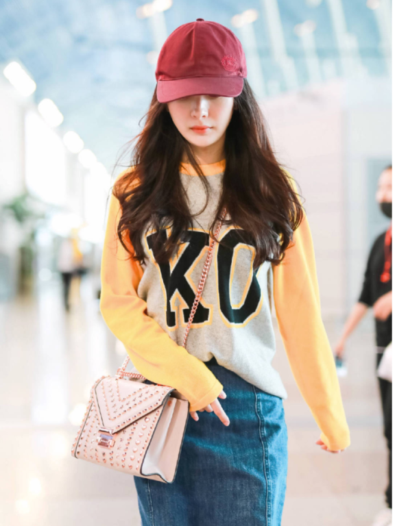 杨幂“带货女王”果然名不虚传,拼接色卫衣搭牛仔裙少女感十足