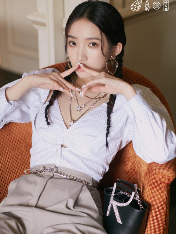 孟美岐双麻花辫青春活力图片