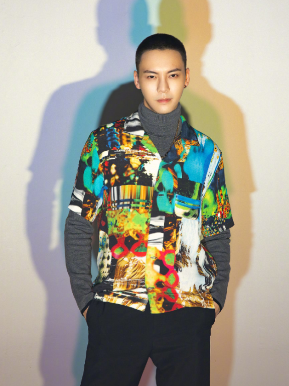 寸头造型的陈伟霆时尚满分，什么都能驾驭