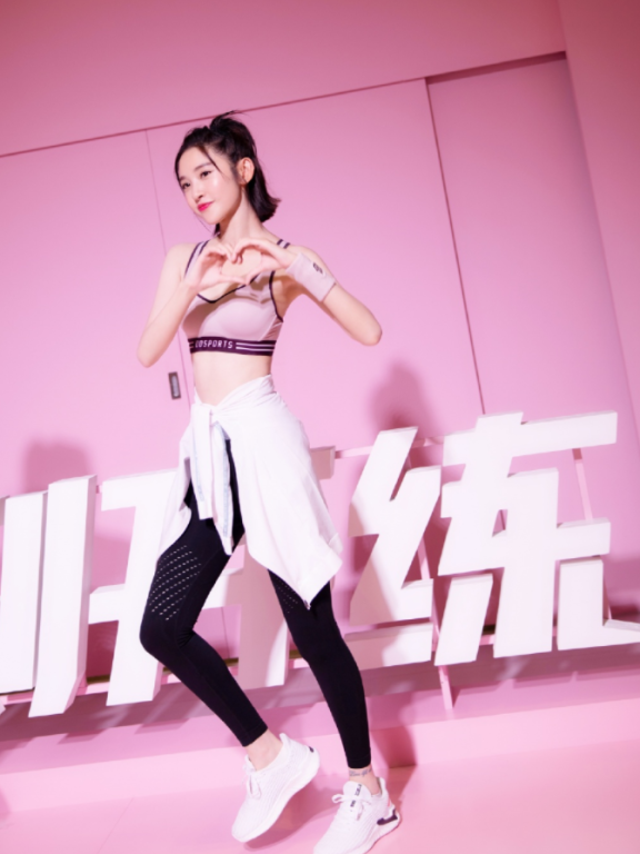 唐艺昕无痕液体裤火了,搭配短款背心显瘦又时髦