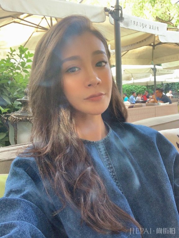 唐菀离婚后状态回升,戴棒球帽笑靥如花,剪刀手暴露小心机