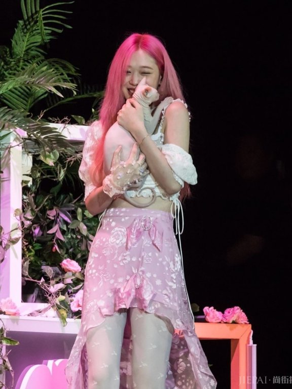 崔雪莉确认死亡令人惋惜，生前的穿搭让人太怀念