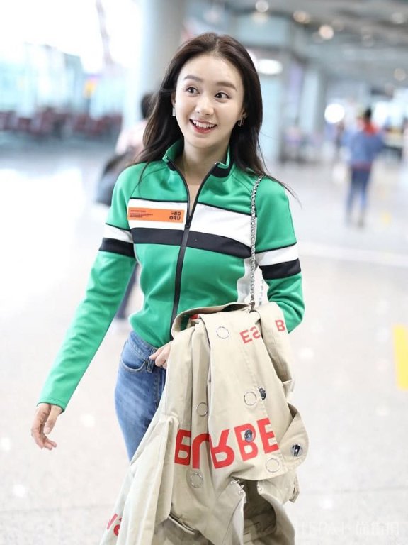 郑合惠子机场街拍：搭配五五分休闲造型，颜值高太甜美！