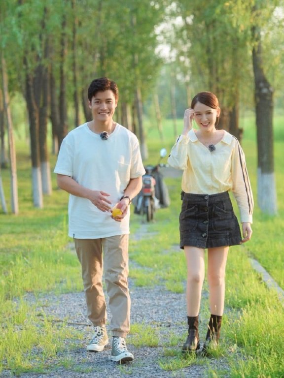陈乔恩穿黄色衬衣配短裙,少女感十足