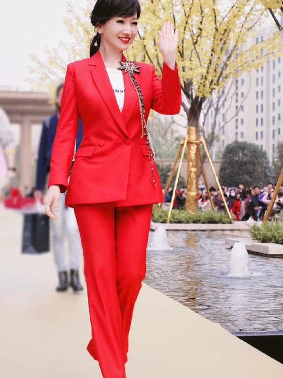 赵雅芝65岁穿中国红造型惊艳一片,好衣品成奶奶辈典范