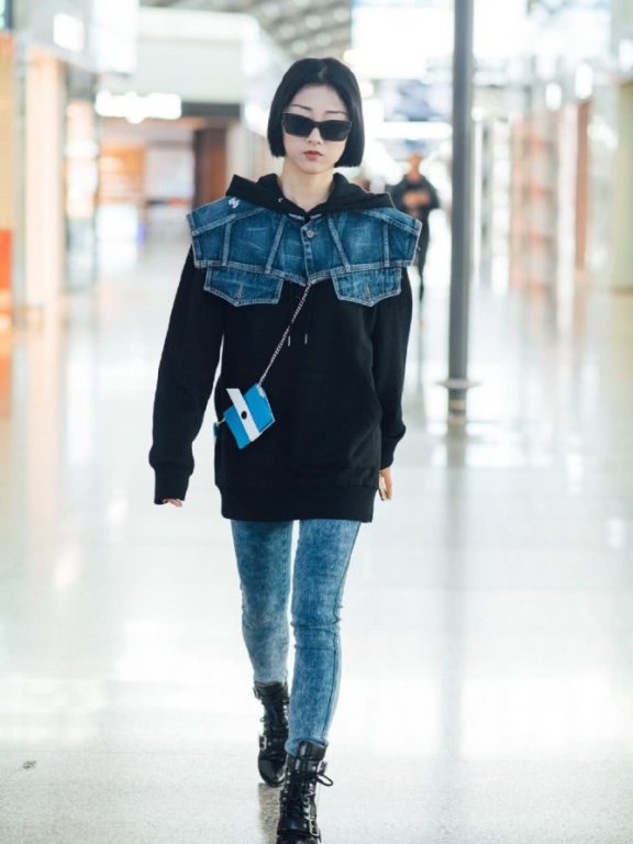 YAMY拼接牛仔披肩配黑色卫衣潮范十足,戴墨镜气场炸裂