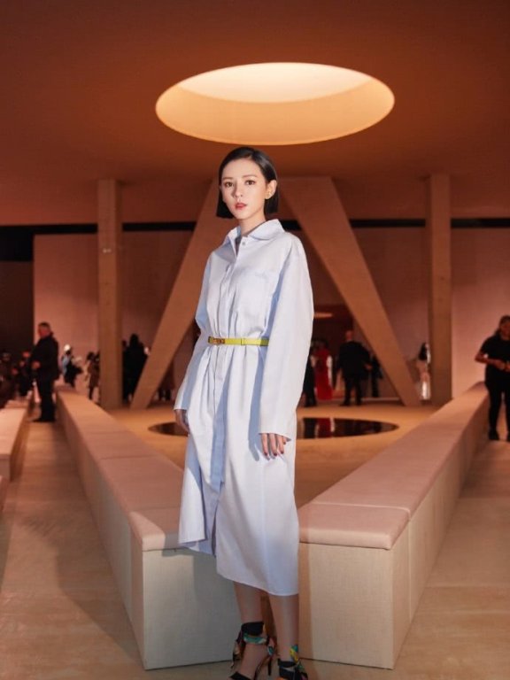 张予曦穿格纹呢子外套玩下衣失踪,配短发霸气十足