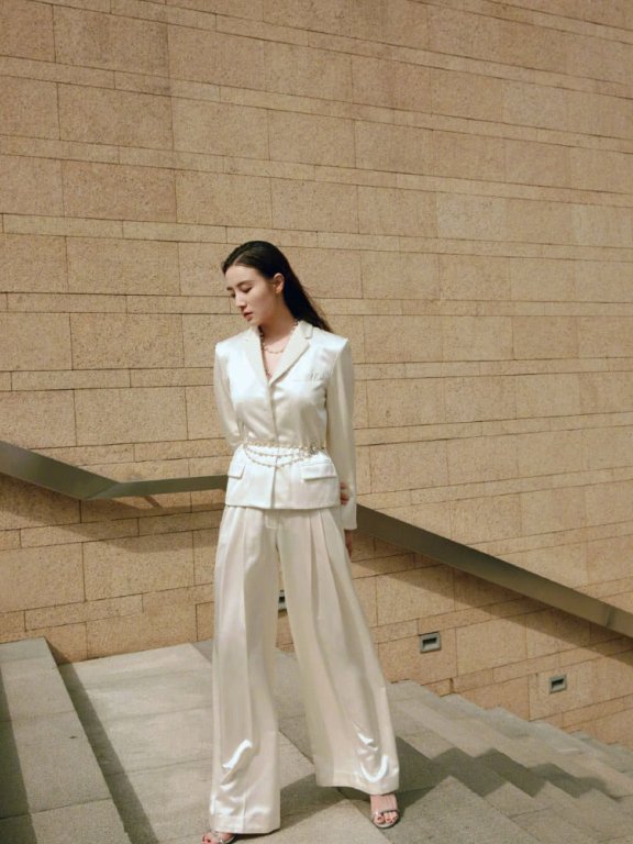 宋佳一身白色套装张扬高贵，美得霸气十足