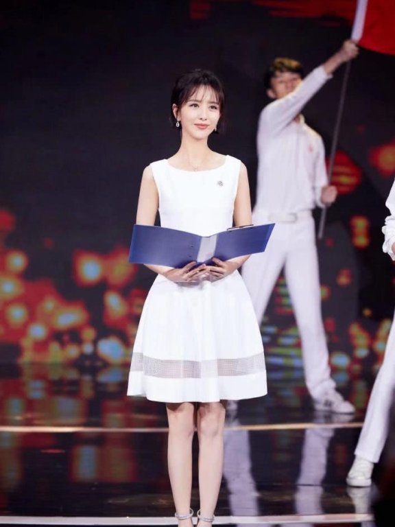 佟丽娅换新发型，空气刘海短发搭配小白裙太美