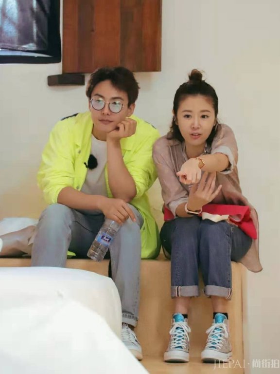 林心如《亲爱的客栈》半扎丸子头清新减龄,这么多年还是那样美