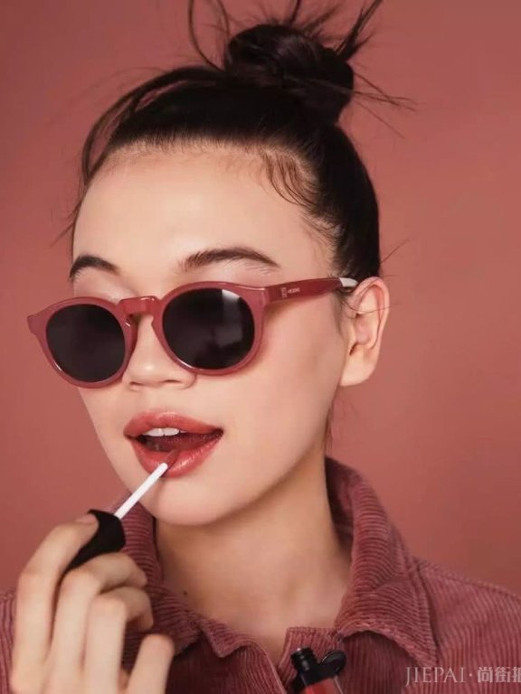 豆沙色、梅子色都靠边,今年最火的口红色是它