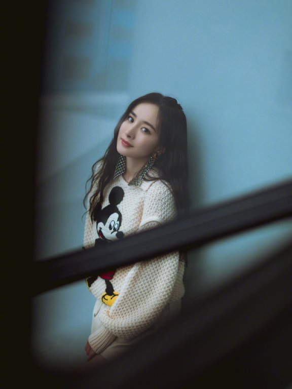 杨幂中国达人秀初秋毛衣甜美时尚写真图片