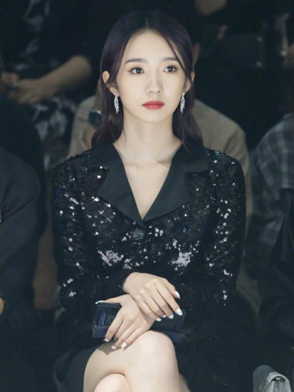 孟美岐黑色闪耀礼裙性感写真图片