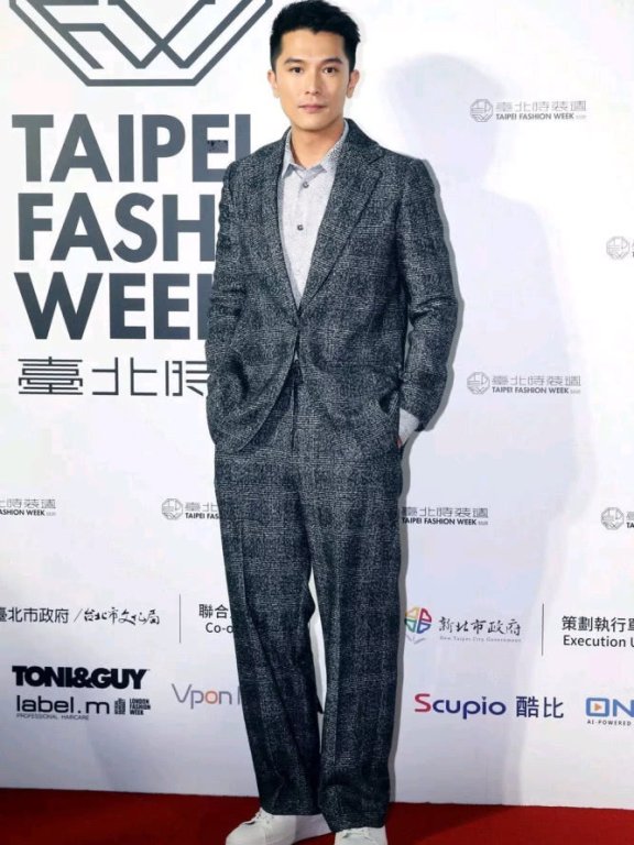 时装周范玮琪陈建州同穿黑衣秀恩爱,任家萱搭配红色纸袋裤出风头