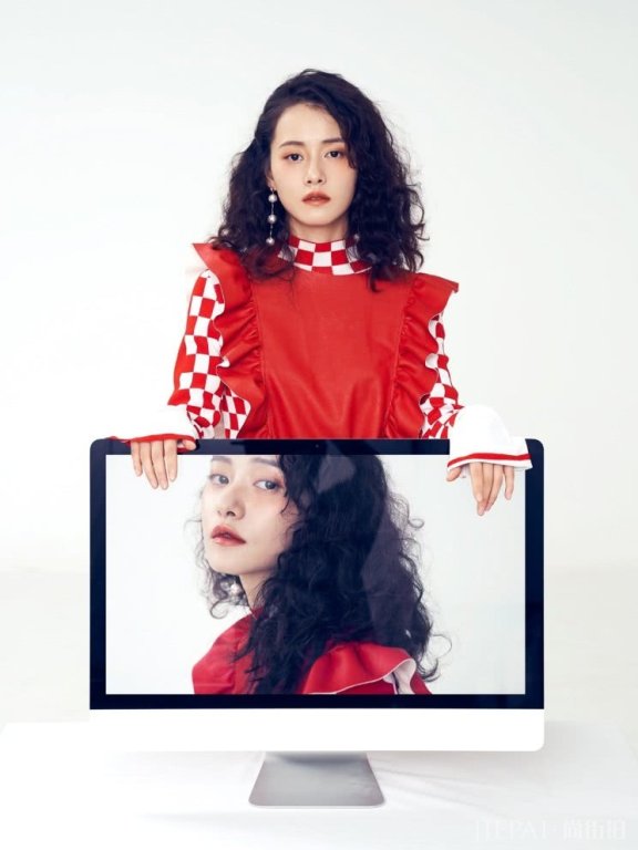 柴碧云穿格子裙配爆炸头，满屏文艺高级范