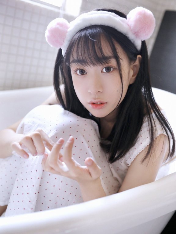 浴缸大眼萌清纯美女高清性感图片写真
