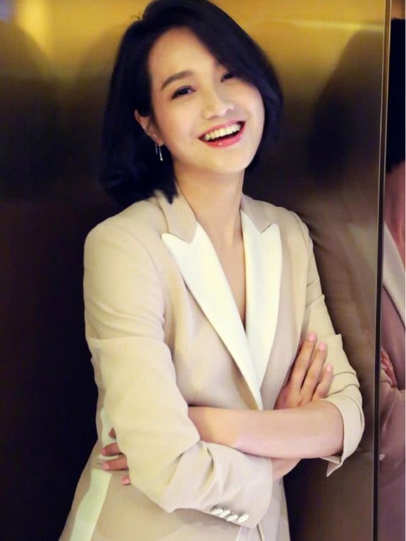 杏色西装+阔腿裤的朱丹气场高级,齐肩短发气质优雅!