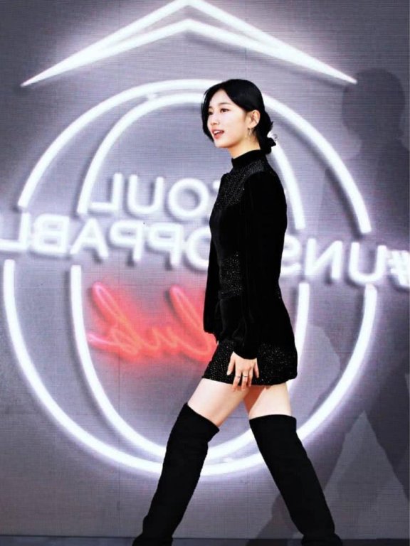 裴秀智减肥成功?穿过膝靴出席活动瘦成筷子腿