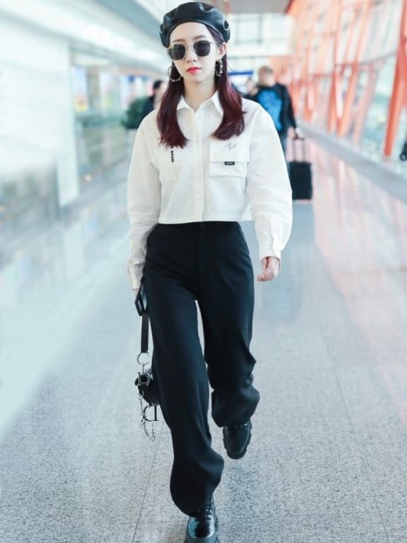 美女明星孟美岐穿白衬衫配高腰裤,机场街拍霸气又显瘦