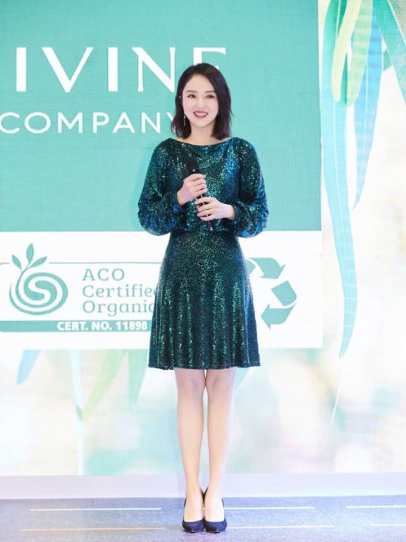 董璇穿V领开叉裙斜躺沙发,气质是真优雅