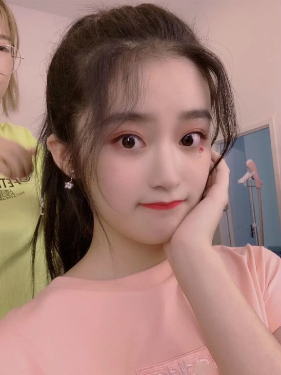 她绰号“小林青霞”,还演过少年版孙俪,现在17岁出落得不敢认