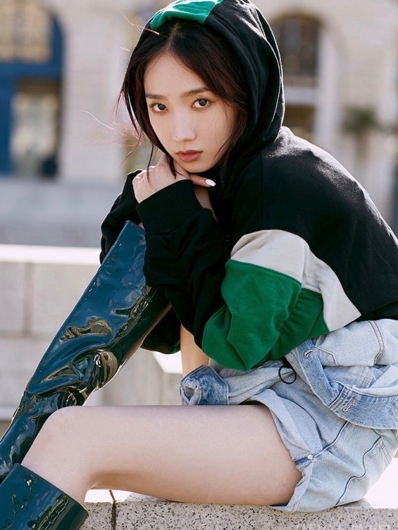 孟美岐10月最新时尚街拍图片欣赏