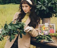 杨幂复古造型真吸睛!身穿彩色格纹外套明艳动人,发型引争议