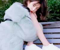 李溪芮的腿太细,跟旁边的足球柱相比几乎没什么区别