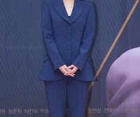 张娜拉职业风打扮亮相,少女脸夺目碾压杨幂