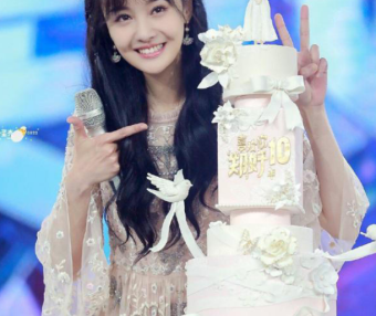 郑爽穿刺绣长裙公主范十足，深蓝色的英伦大衣气质又不失清新感