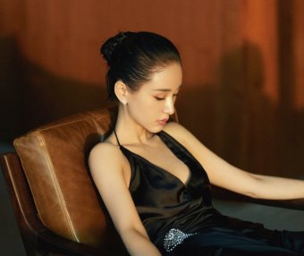 美女明星王子文光脚拍大片，穿黑色斜肩礼服身材也太性感了吧