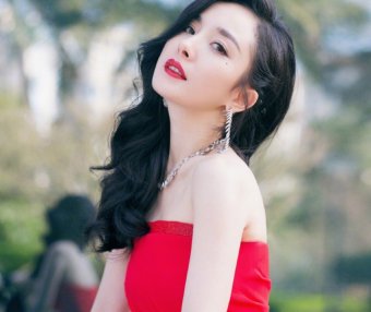 金鸡奖颁奖典礼,杨幂刘诗诗一红一白比美,大幂幂凭泪痣妆险胜