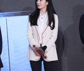 杨幂米色西服配长筒靴依然出众,一身职场风真干练