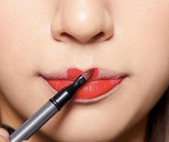 彩妆小技巧!做到这几点,口红可以不沾杯不脱妆