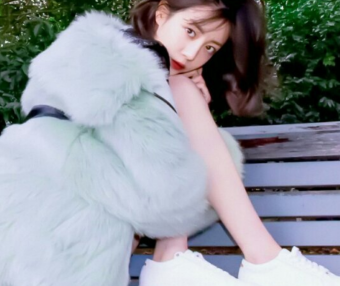 李溪芮的腿太细,跟旁边的足球柱相比几乎没什么区别