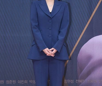 张娜拉职业风打扮亮相,少女脸夺目碾压杨幂