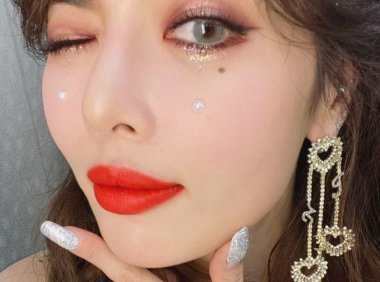 泫雅回归又美了,外行看“落泪妆”,内行看眼影!