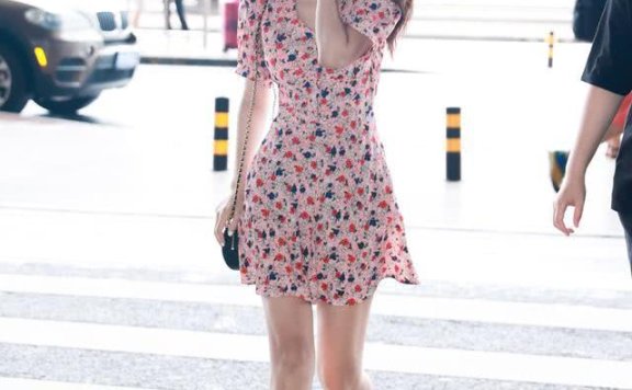 美女李菲儿两套机场碎花裙搭配,这身材太好了吧