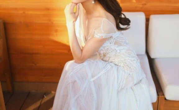 不老女神李若彤穿白色露背纱裙仙气飘飘,依旧是那个出尘脱俗的小龙女
