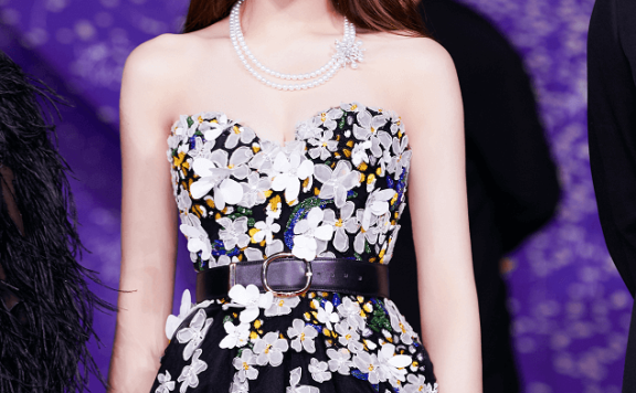 美女迪丽热巴难道是真人版洋娃娃?一袭花朵裙娇美动人,越看越精致