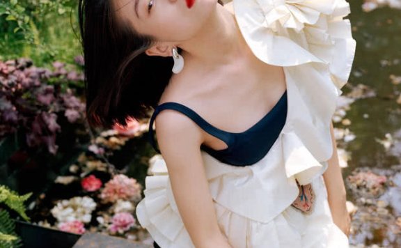 张雪迎登上《男人装》2019年11月封面大片