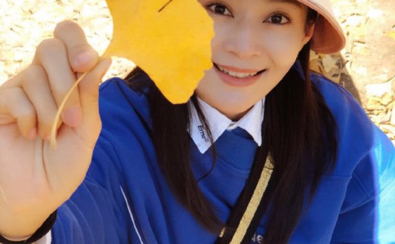 王媛可穿蓝色卫衣戴渔夫帽,这少女感棒极了