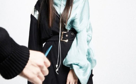 美女曹曦月穿绿色西装紧身裙,霸气到不敢认